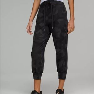 Ready to Rulu High-Rise Cropped Jogger
Heritage 365 Camo Deep Coal Multi.
